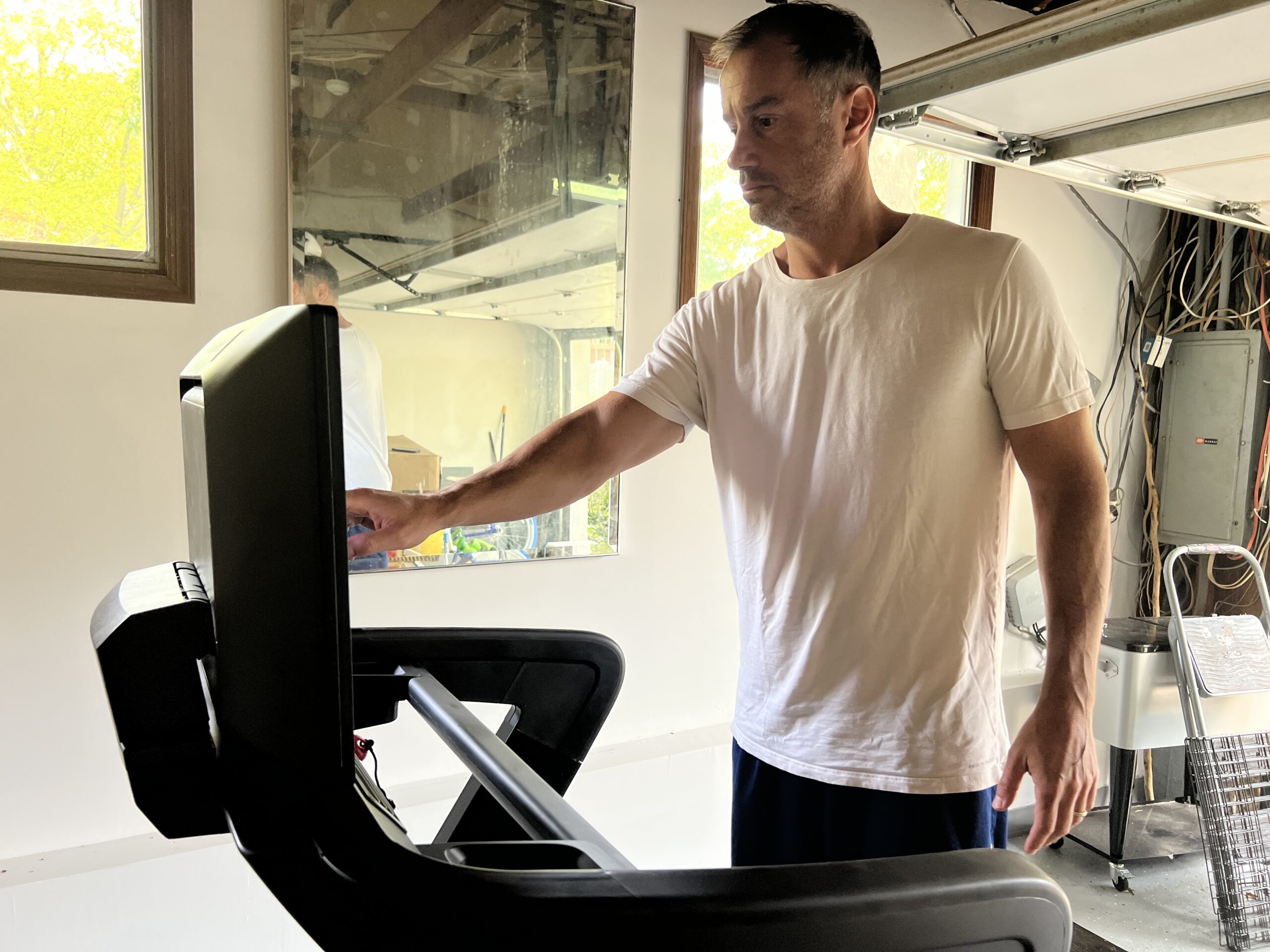 David Bloom evaluating a treadmill
